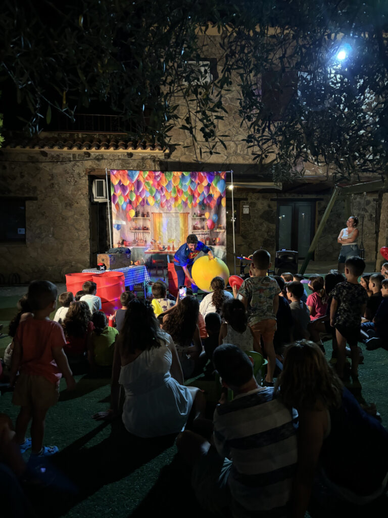 Actuaciones al aire libre a la noche en Camping Rio Jerte