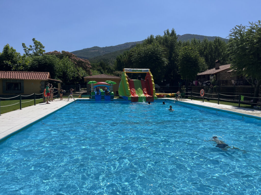 Hinchables en la piscina de camping rio Jerte