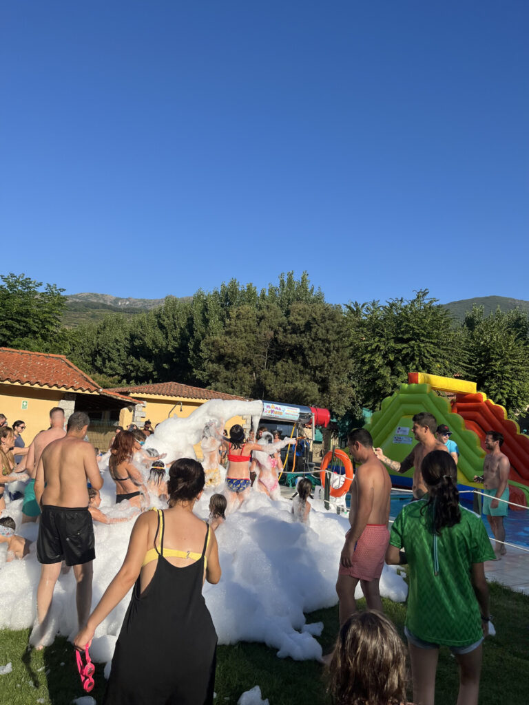 Fiesta de la espuma al aire libre con colchonetas acuáticas en camping rio Jerte
