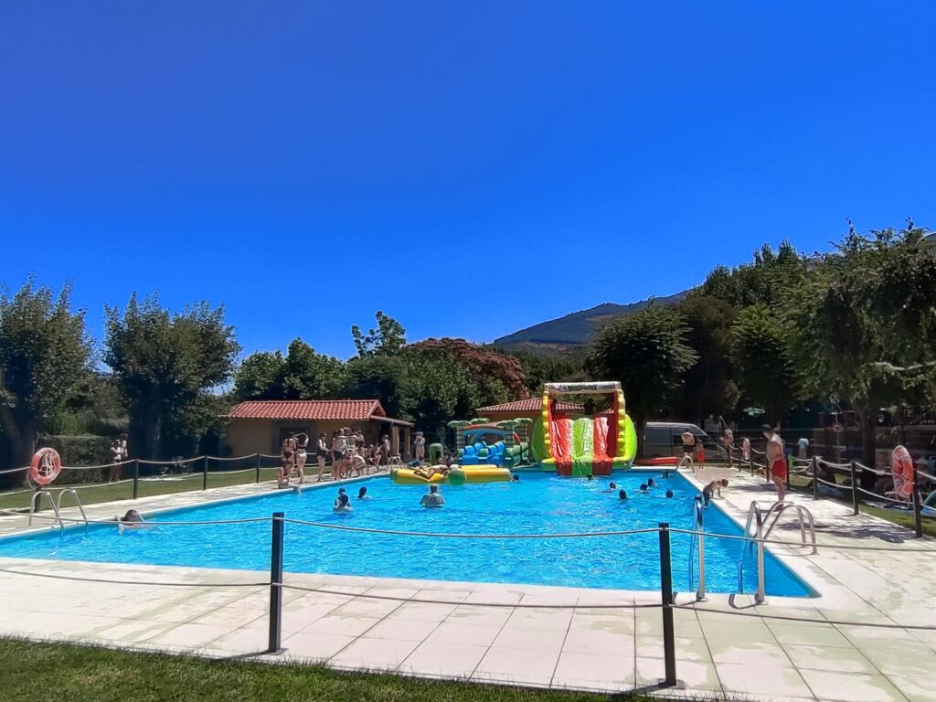 Hinchables en la piscina Camping Rio Jerte