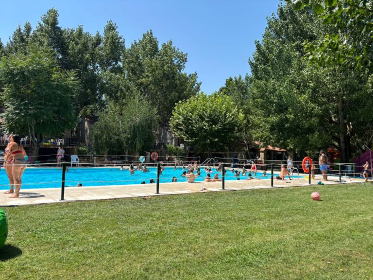 Piscina Camping Rio Jerte llena de gente con actividades actuáticas