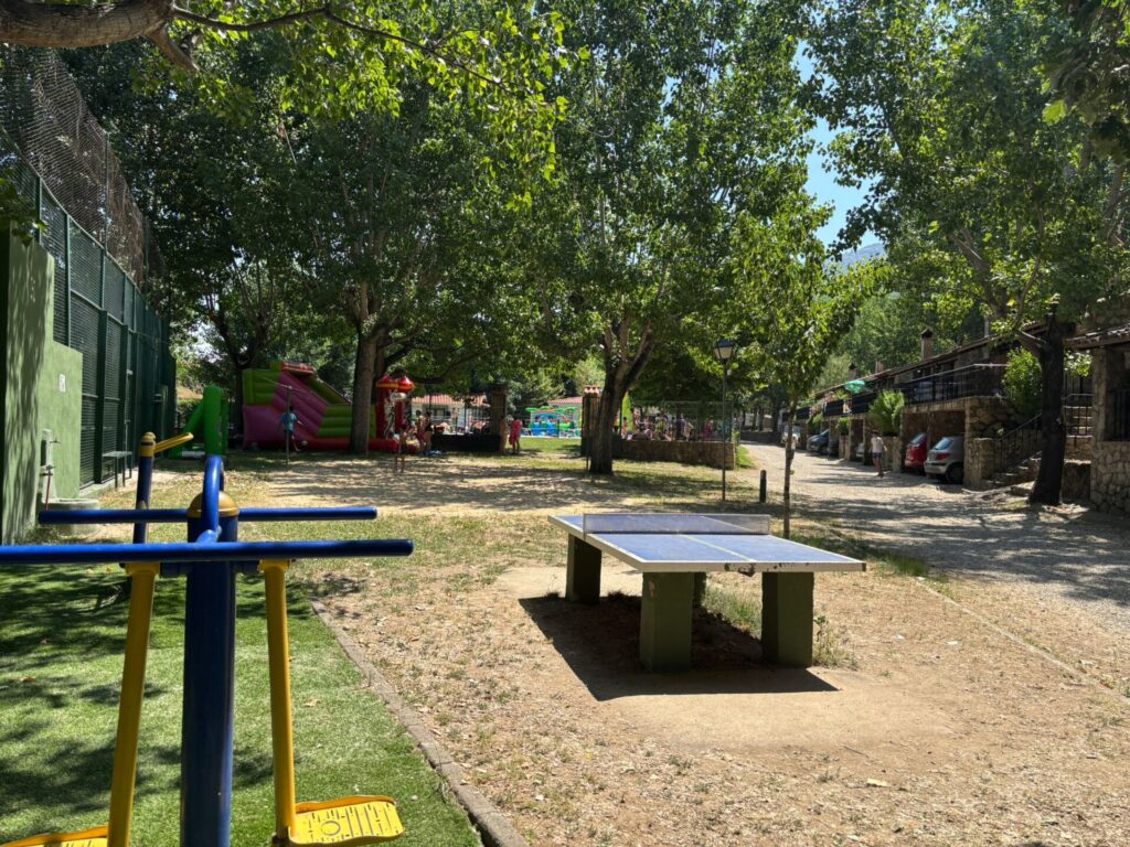 Mesa de Pin pon en camping rio jerte y más actividades a su alrededor
