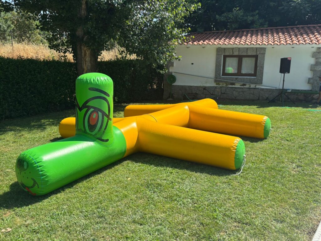 Actividades al aire libre con colchonetas e hinchables en Camping Rio Jerte
