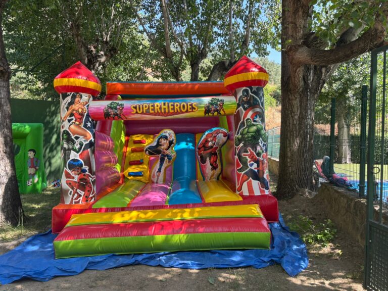 Actividades al aire libre con colchonetas e hinchables en Camping Rio Jerte