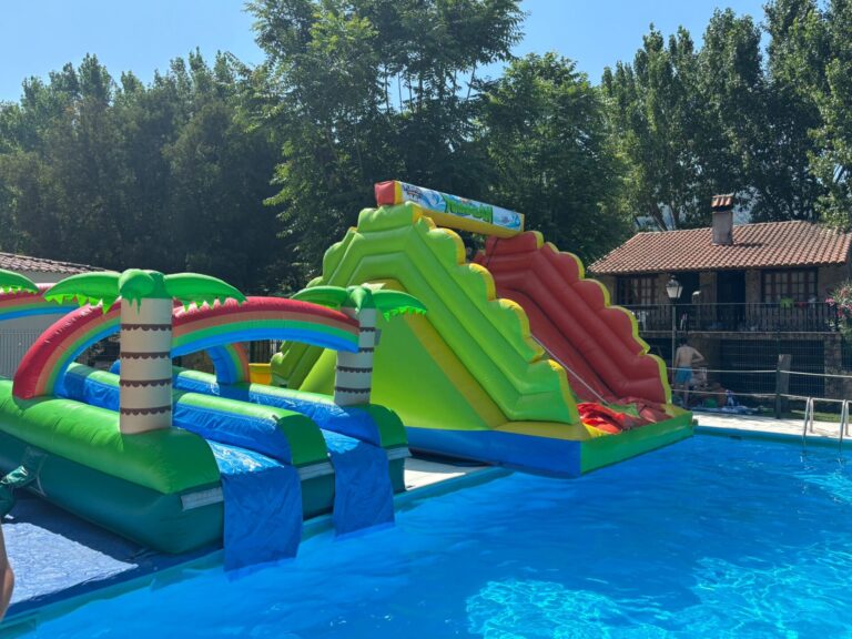 Castillos hinchables y actividades acuáticas en la piscina de Camping Rio Jerte