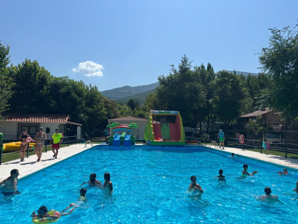 Castillos hinchables y actividades acuáticas en la piscina de Camping Rio Jerte