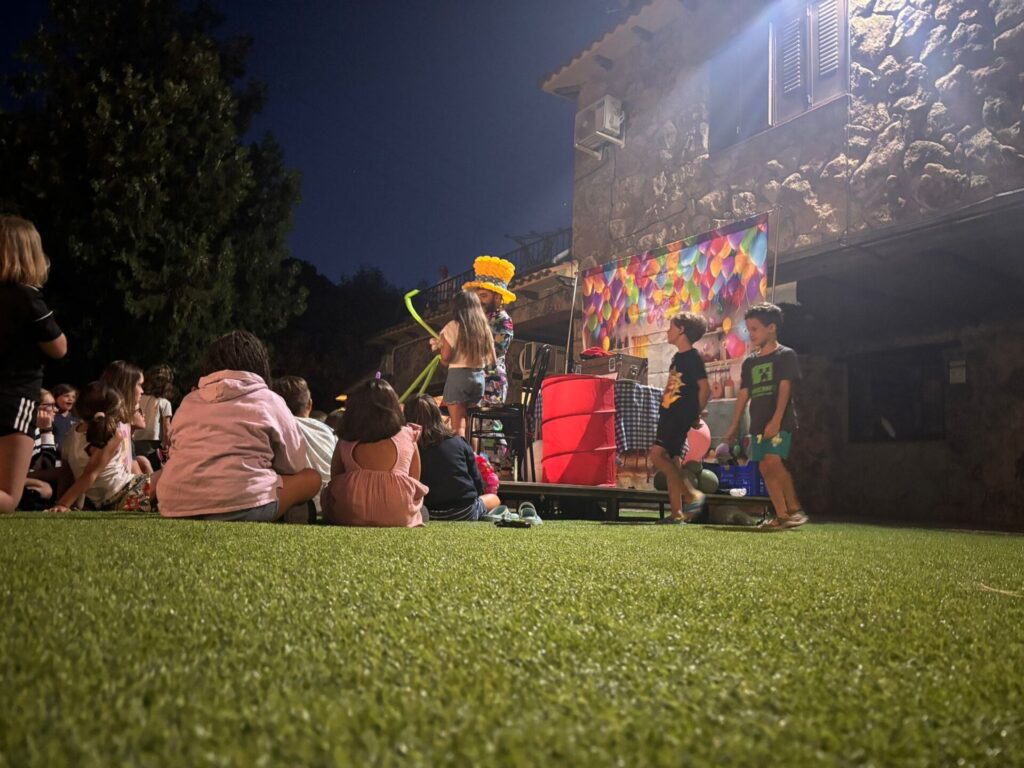 Actividades familiares al aire libre en Camping Río Jerte durante el verano, con talleres, juegos, piscina y espectáculos para todas las edades.