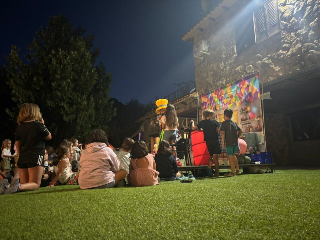 Actividades familiares al aire libre en Camping Río Jerte durante el verano, con talleres, juegos, piscina y espectáculos para todas las edades.