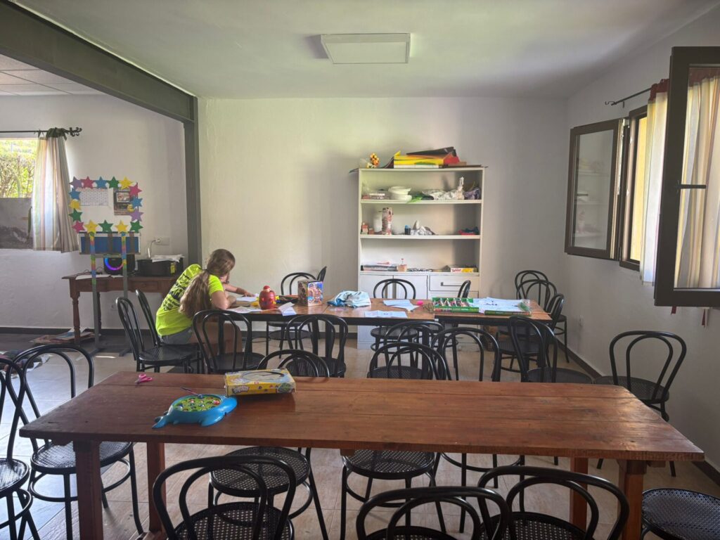 Actividades familiares al aire libre en Camping Río Jerte durante el verano, con talleres, juegos, piscina y espectáculos para todas las edades.