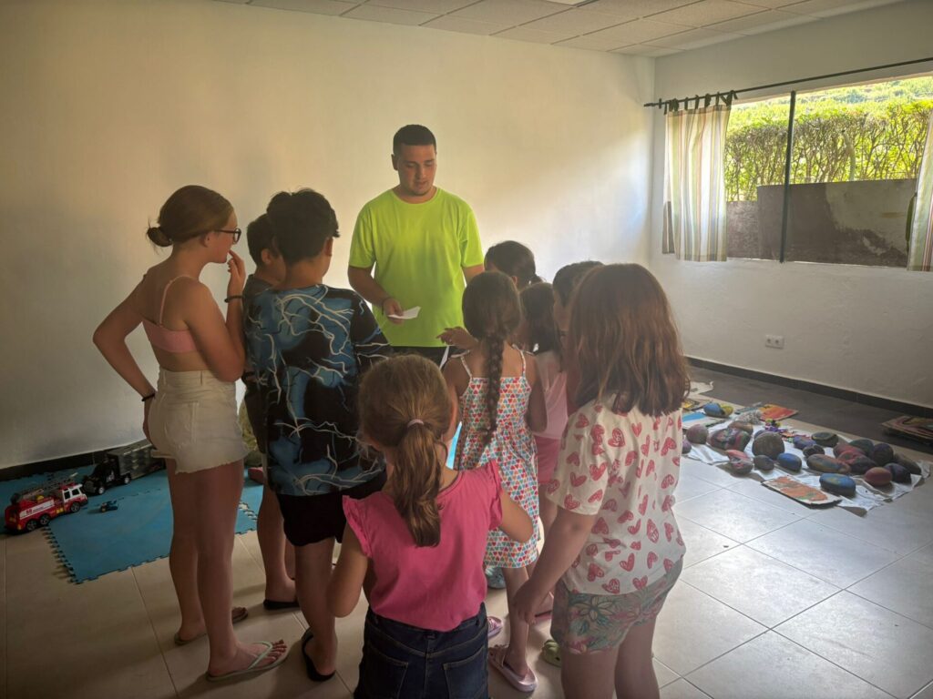 Actividades familiares al aire libre en Camping Río Jerte durante el verano, con talleres, juegos, piscina y espectáculos para todas las edades.