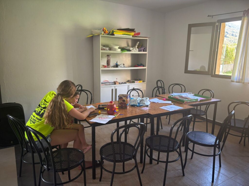 Actividades familiares al aire libre en Camping Río Jerte durante el verano, con talleres, juegos, piscina y espectáculos para todas las edades.