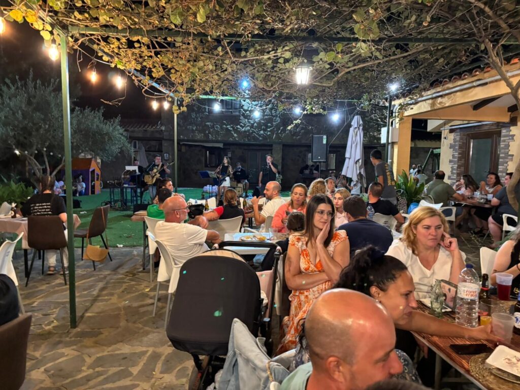 Porche de resaturante en camping rio jerte, iluminado de forma acogedora por la noche