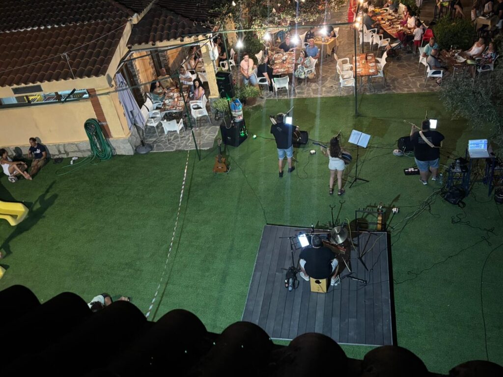 Personas disfrutando de actividades y juegos en el Camping Río Jerte durante la semana del 4 al 10 de agosto.