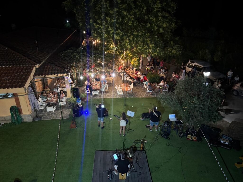 Personas disfrutando de actividades y juegos en el Camping Río Jerte durante la semana del 4 al 10 de agosto.