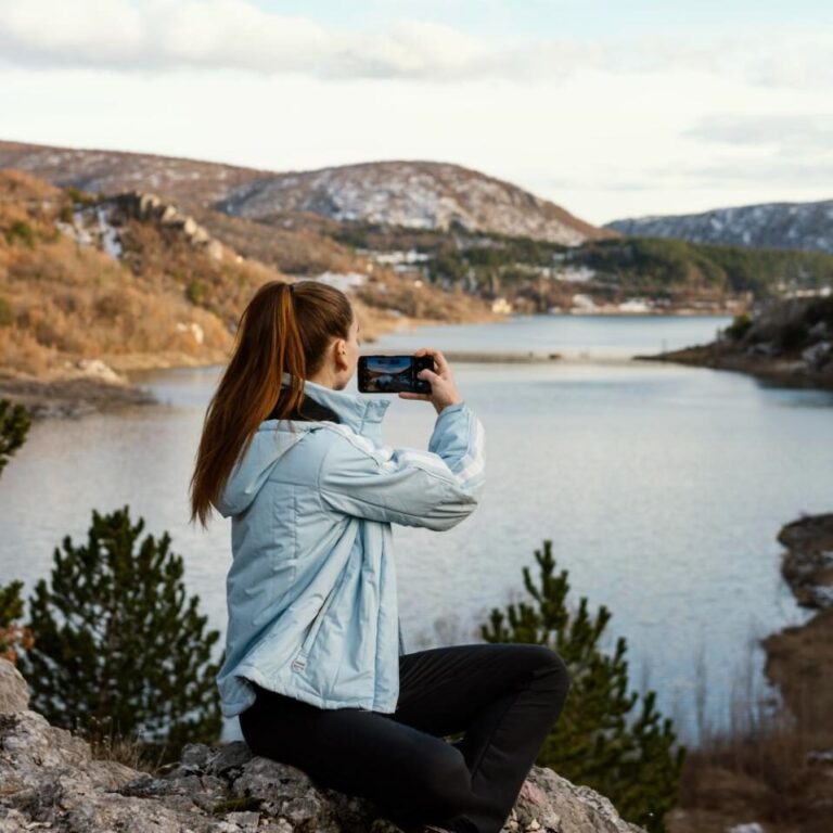 Mujer Joven En La Naturaleza Tomando Fotos (1)