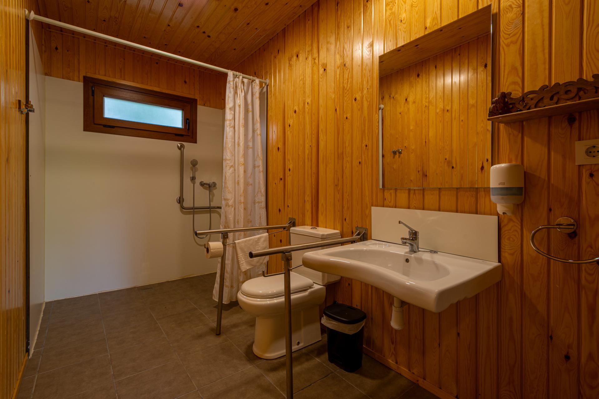 Baño completamente adaptado 