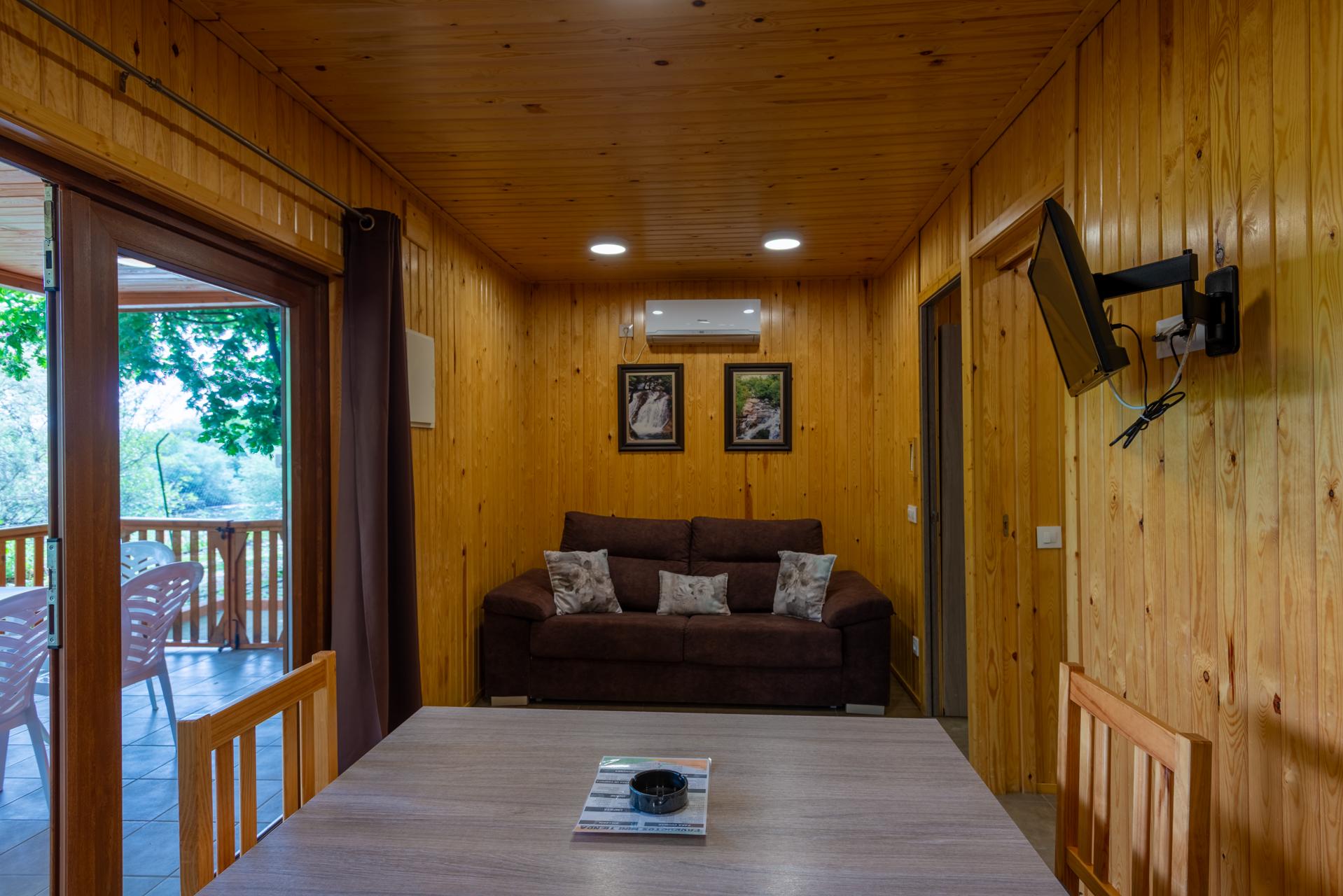 Salón-cocina con ventanal al porche Bungalow adaptado